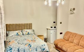 Double Deluxe Centre Apartment- Free Parking - Self Check-In - Cctv